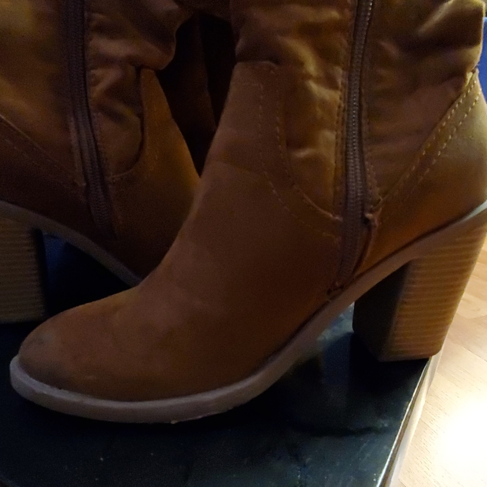 Boots - Picture 4 of 4